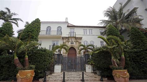 gianni versace lastampa|Stati Uniti, due cadaveri ritrovati nell'ex villa dove fu  .